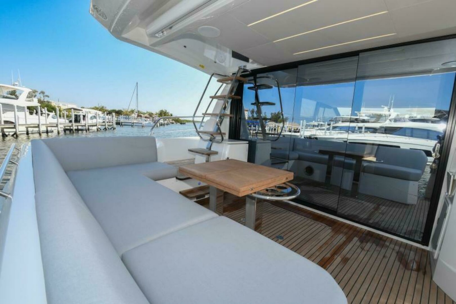2023 52 Prestige Flybridge - Cockpit