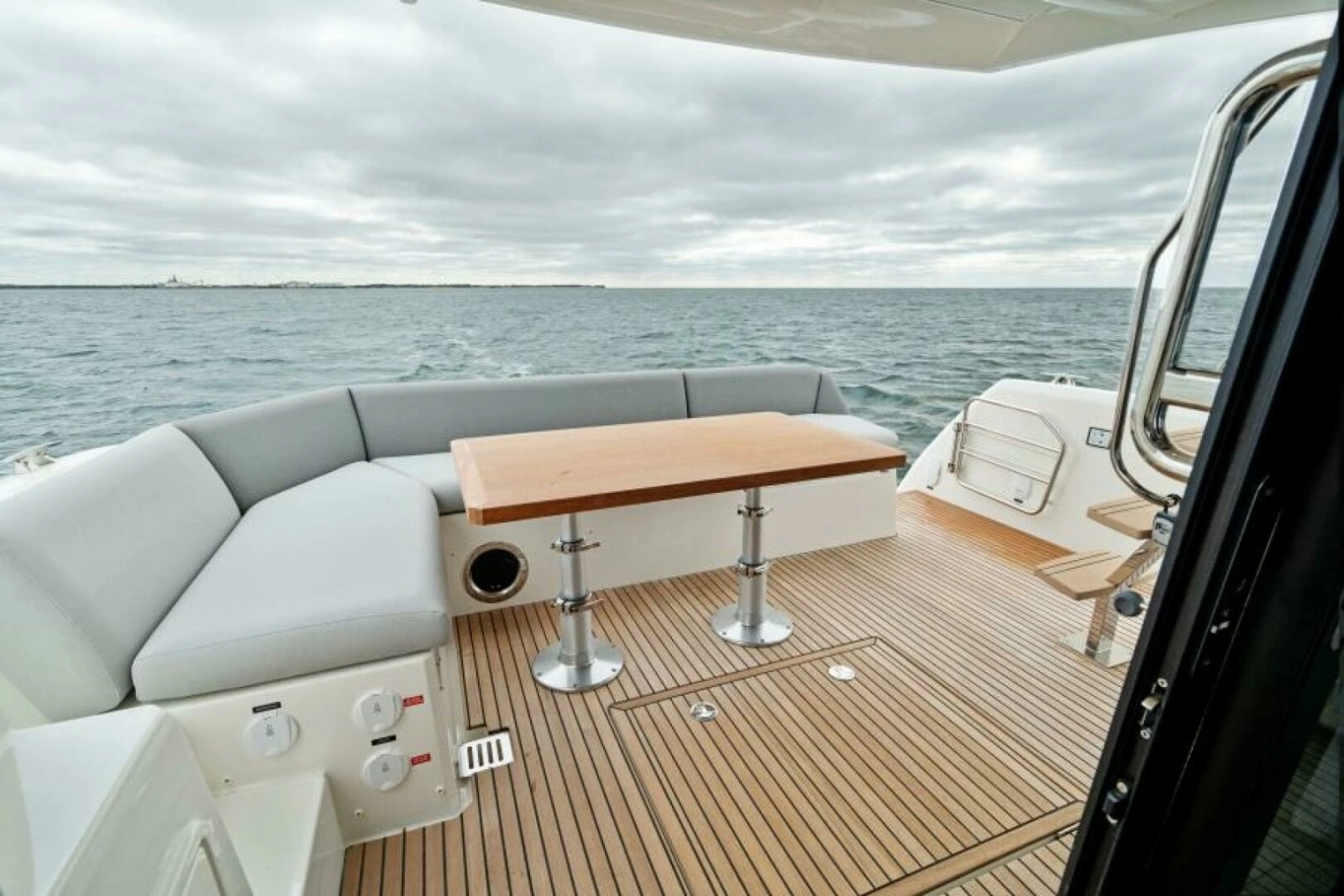 2024 46 Prestige Flybridge -Cockpit