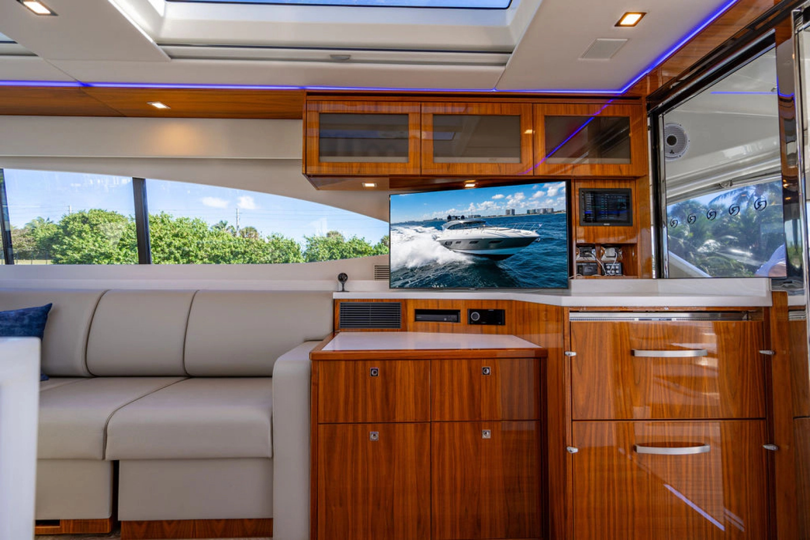 2022 Riviera 6000 Sport Yacht Platinum Edition