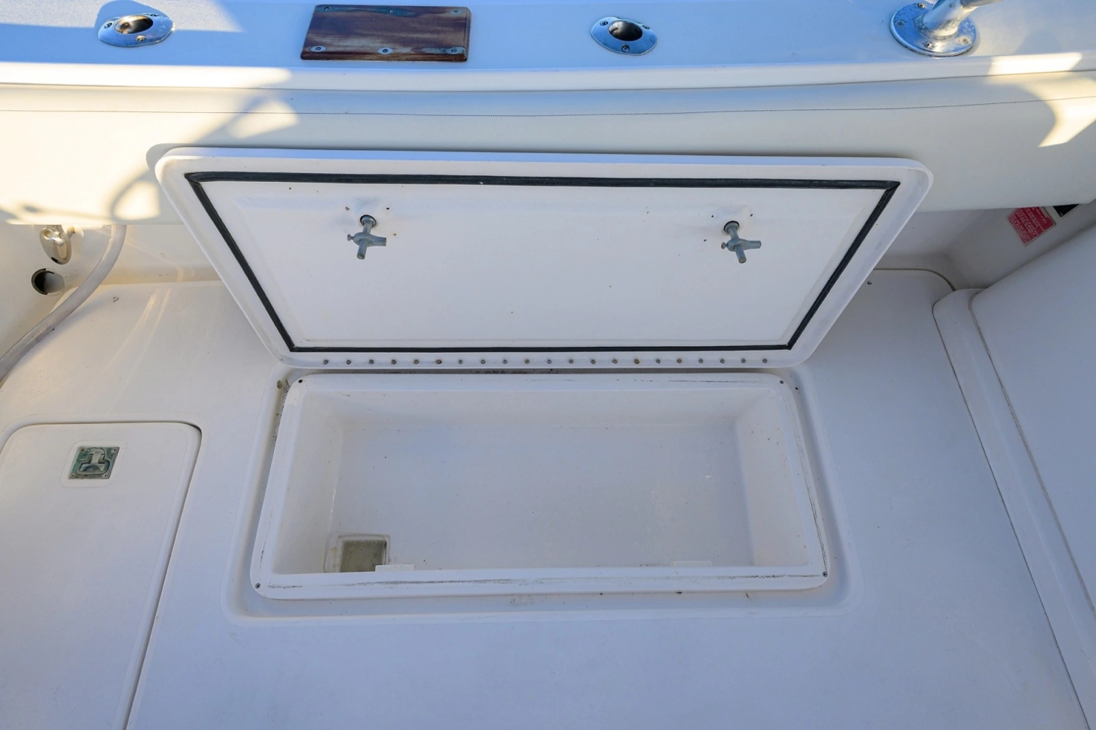 Aura 28 Heron's Catch - Exterior Cockpit