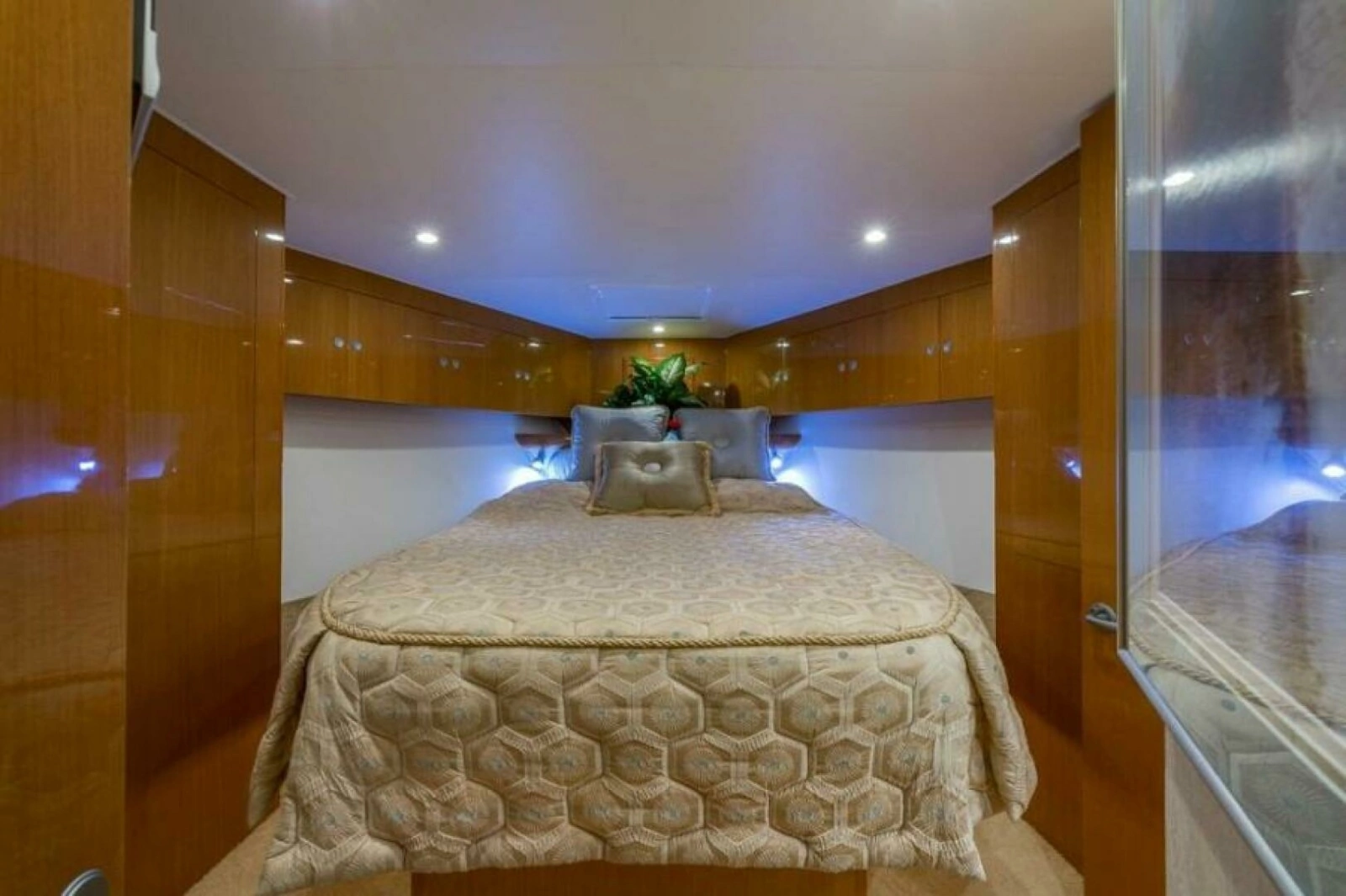 Post 53 - Ros Lyn - VIP Stateroom