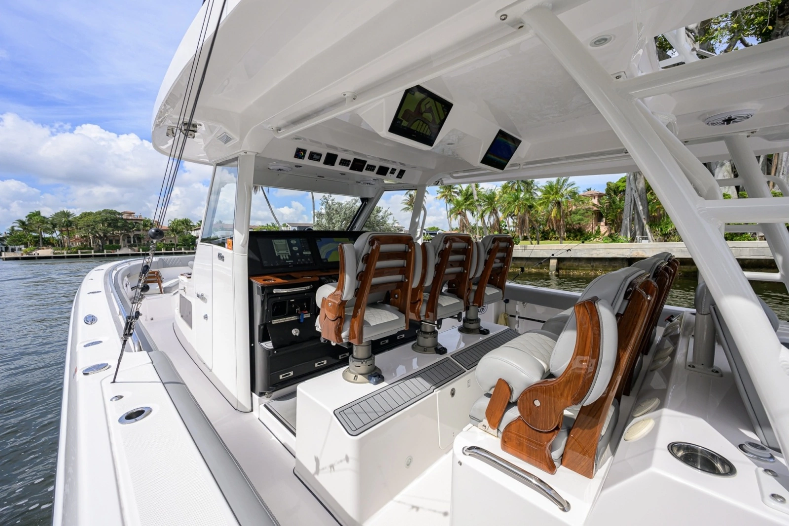 Everglades 45 GALLANT LADY - Port Helm Seating