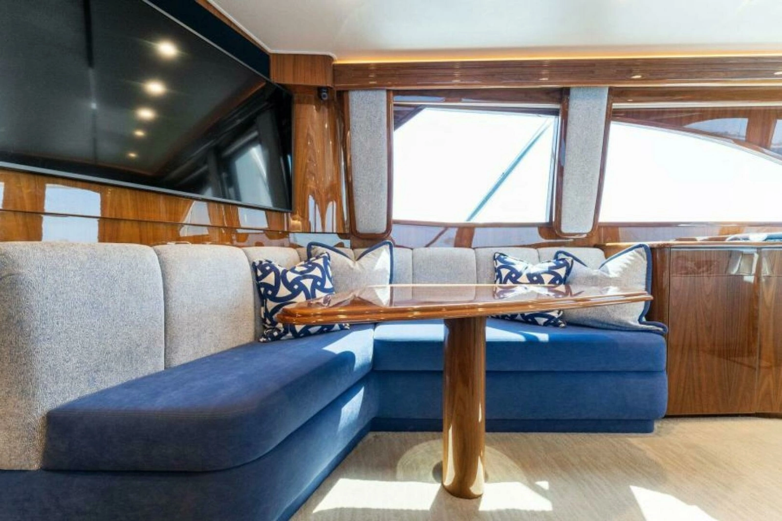 2021 Viking 54 Convertible HAMMERHEADS Dinette 