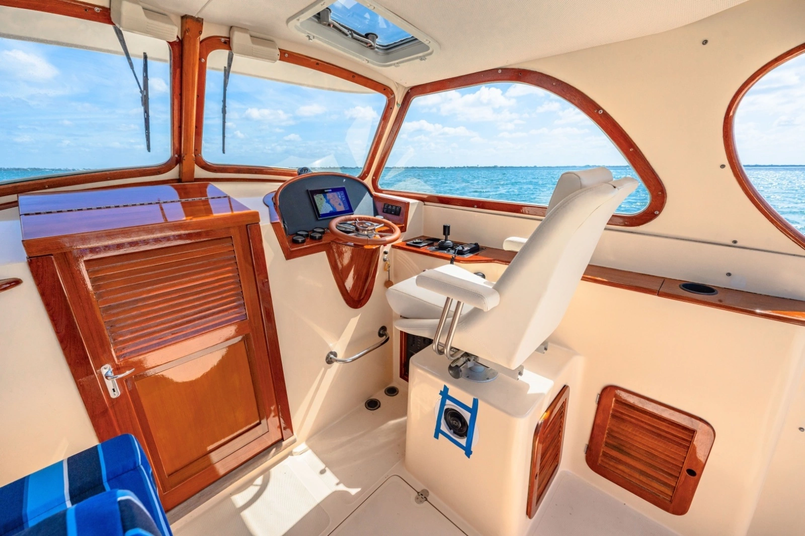 1998 36 Hinckley Picnic Boat Cockpit