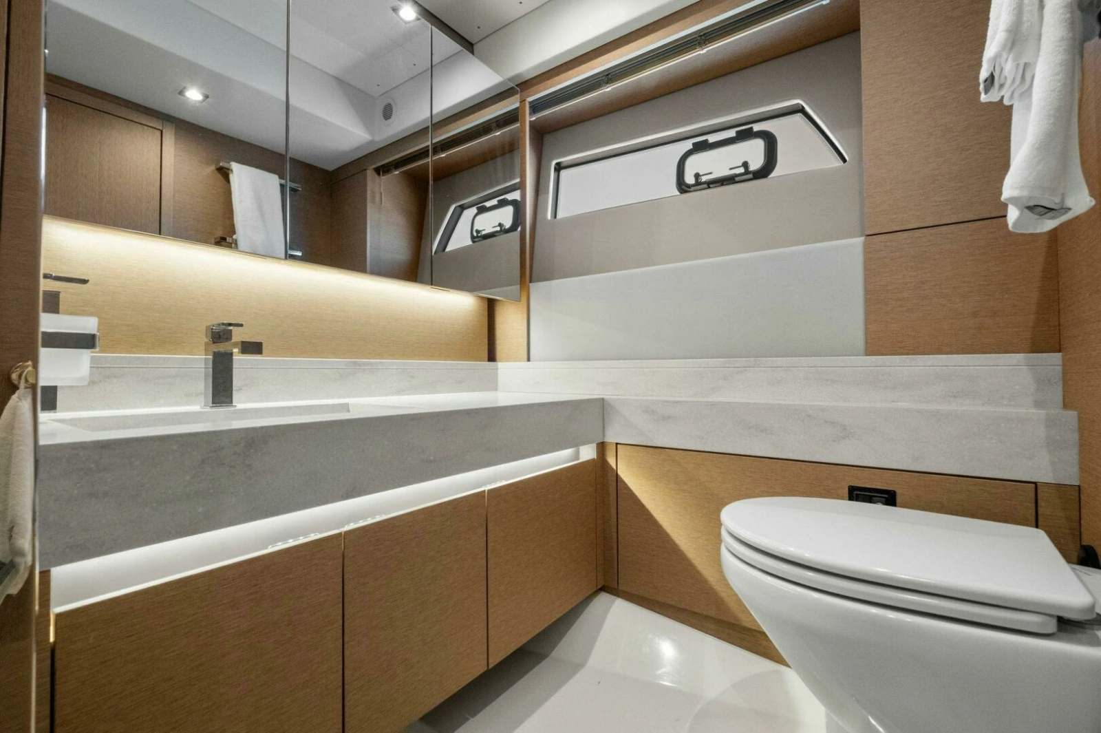 2022 Prestige 520 Flybridge photo 43