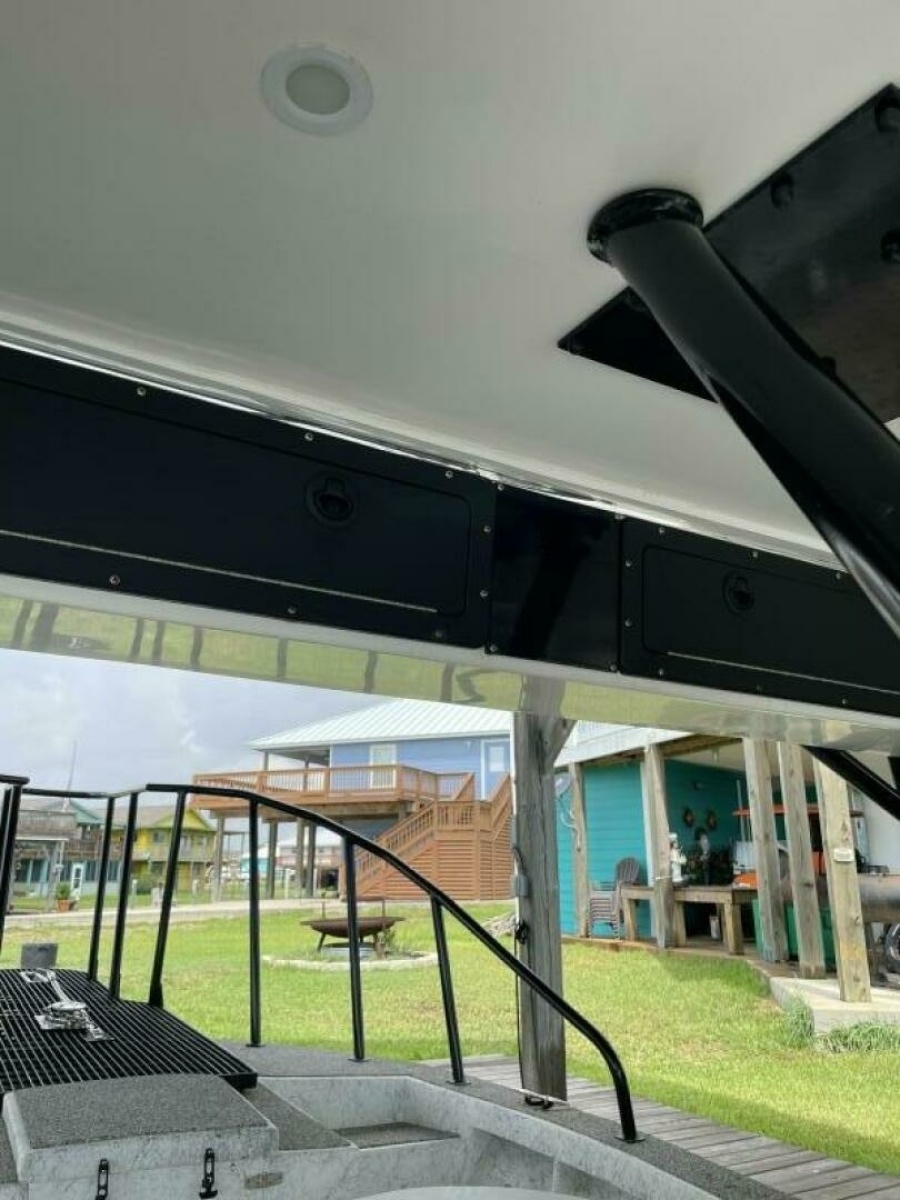 31' 1997 Custom 31 Center Console