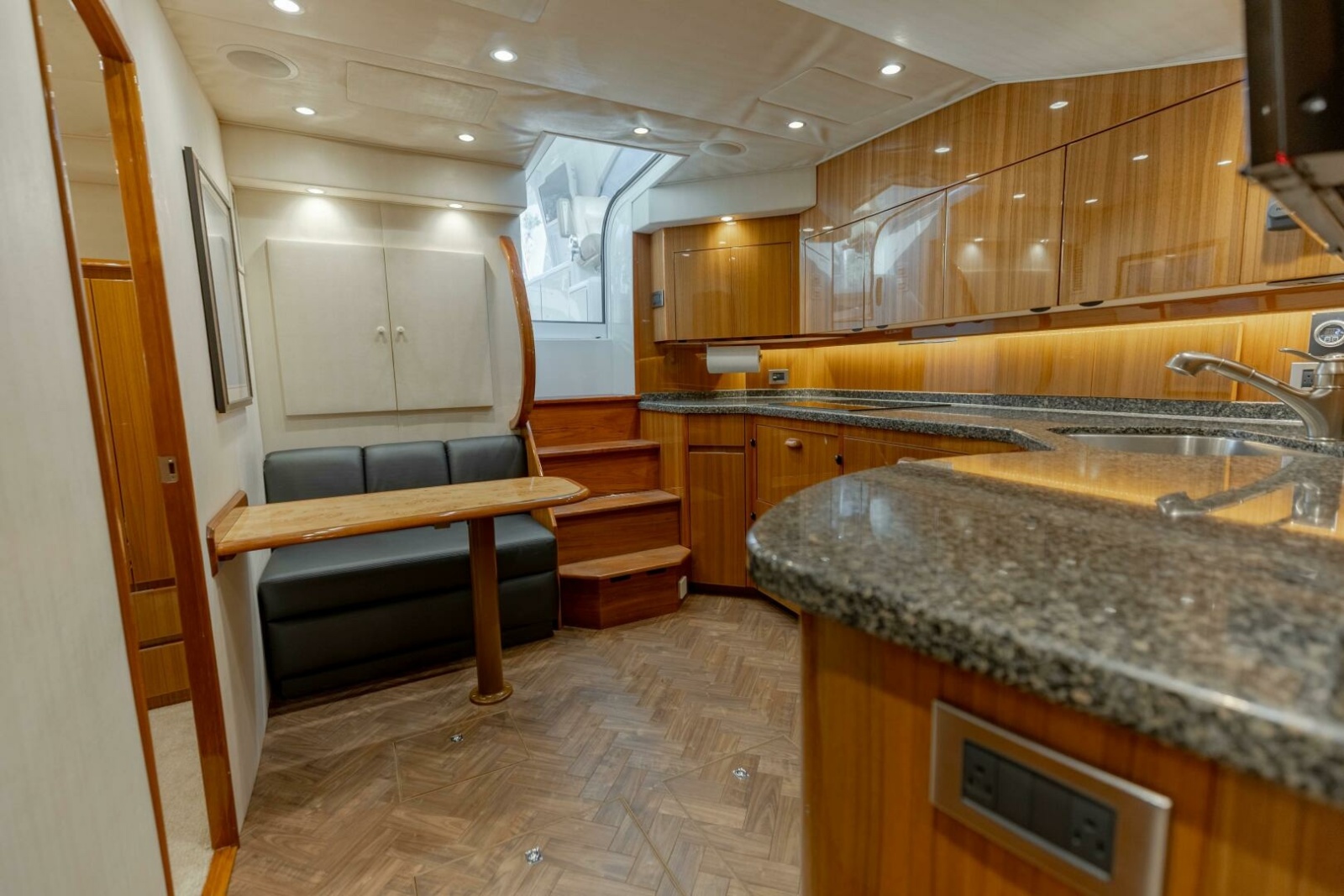 52' 2015 Viking 52 Sport Tower