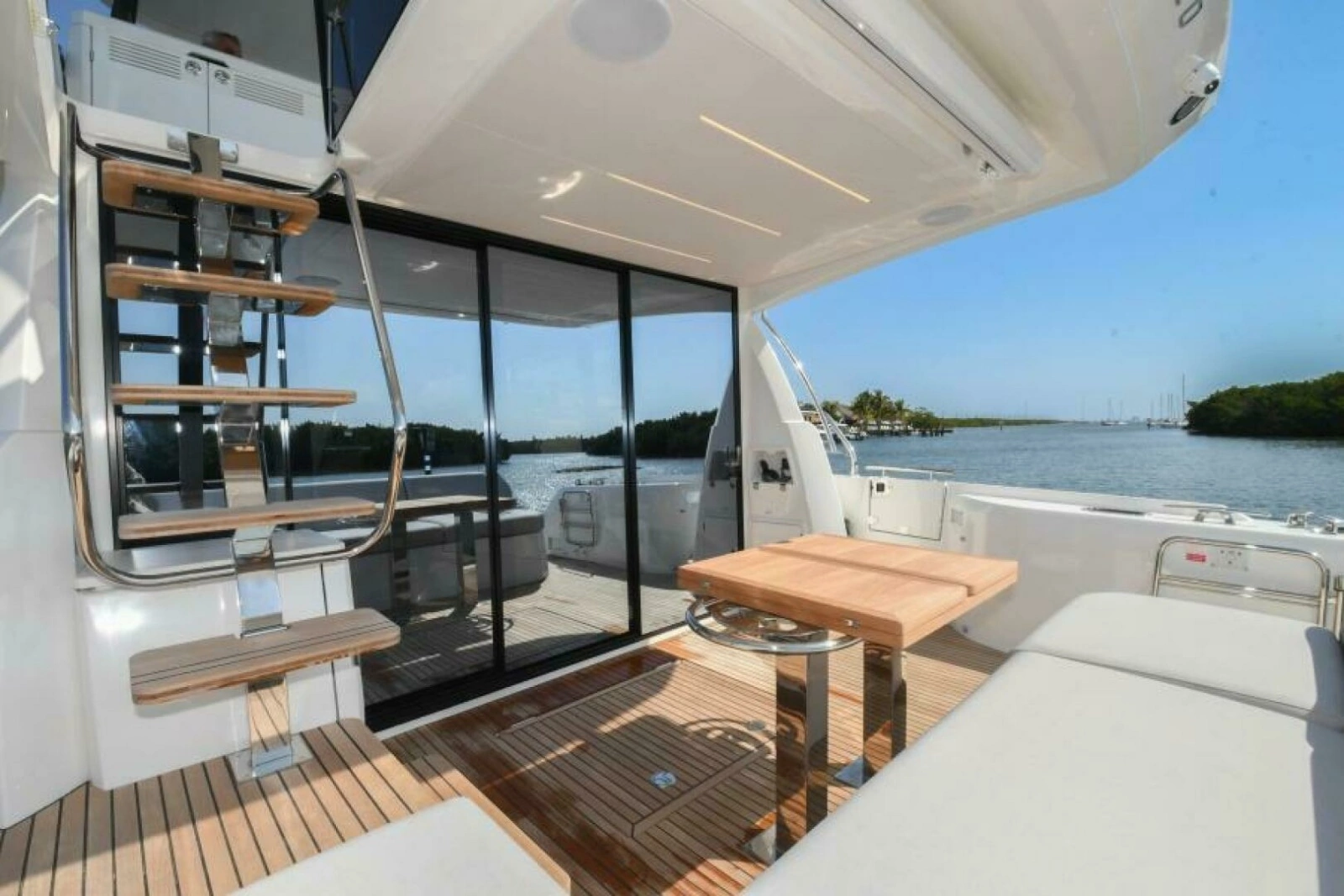 2023 52 Prestige Flybridge - Cockpit