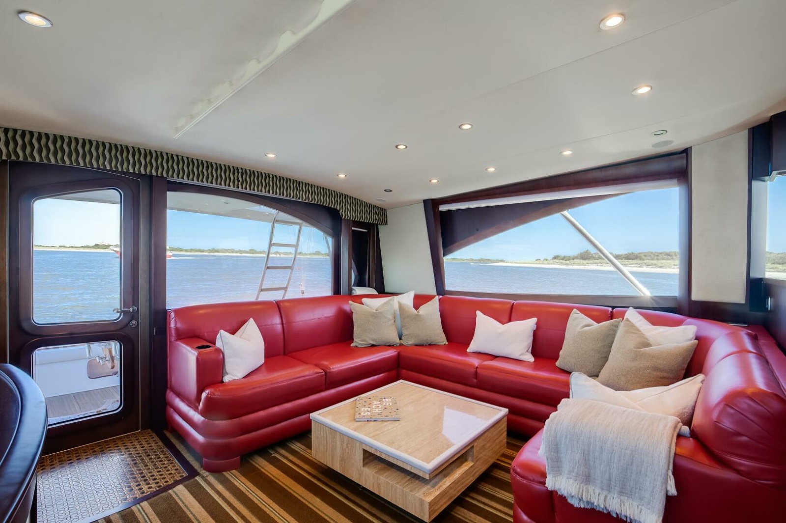 Ocean Yachts 64 - Love Boat - Salon Sofa