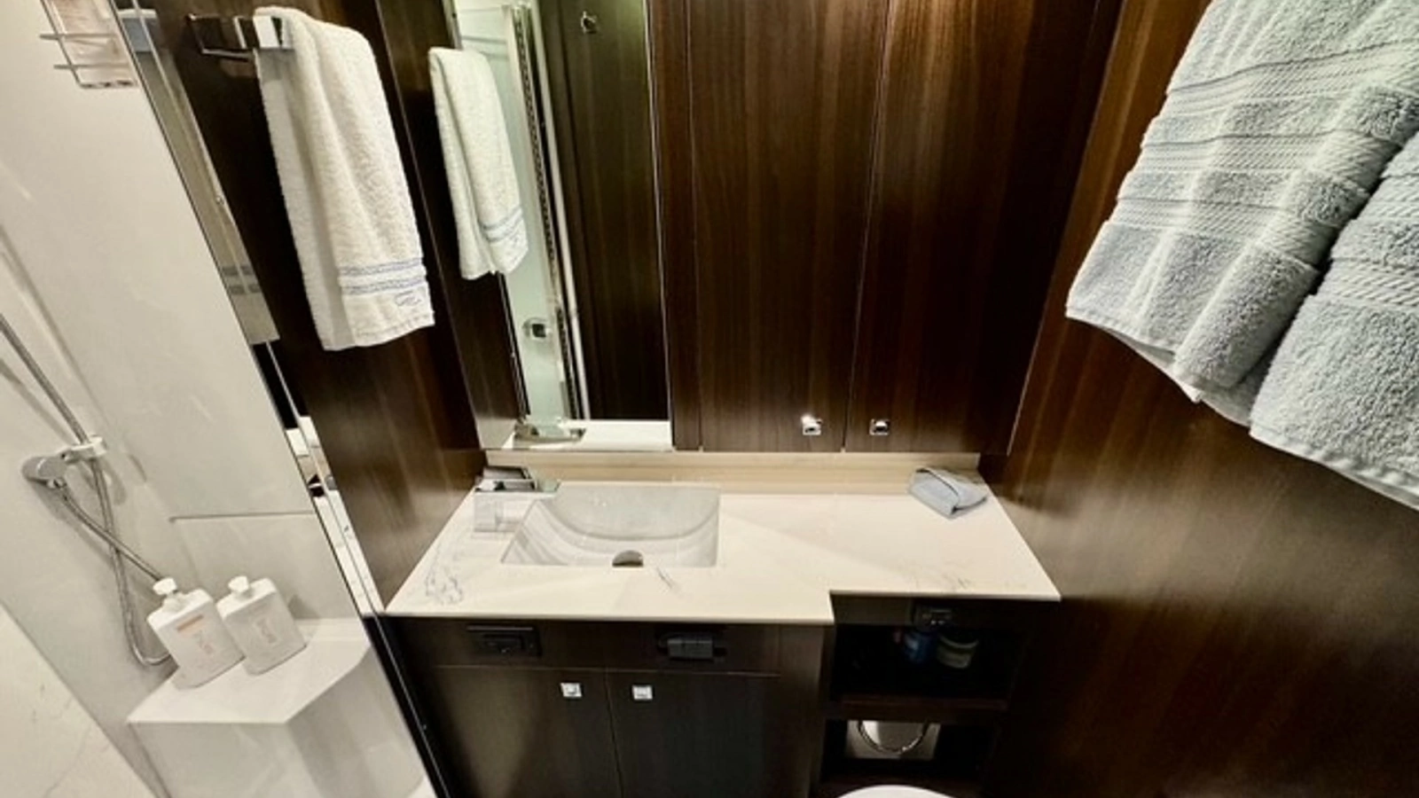Luxurious Bathroom Vanity Area