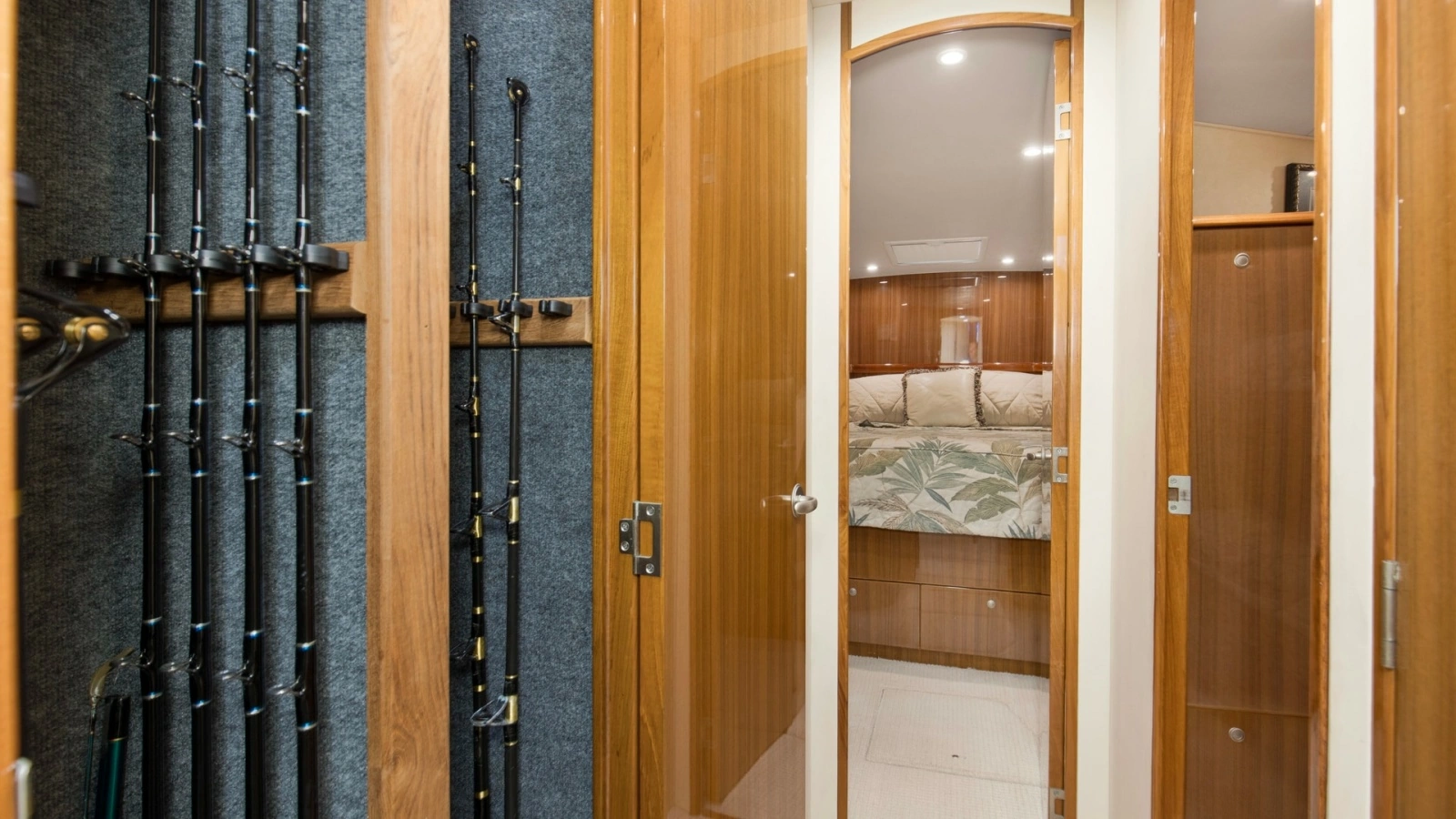 2007 64 Viking Enclosed Bridge Reel Blues Hallway (4)