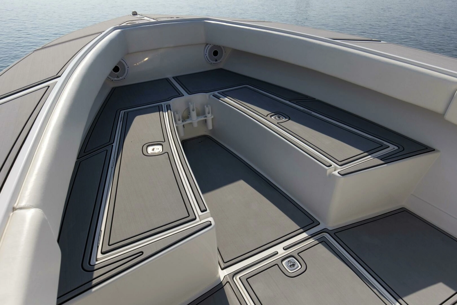 2004 31 Jupiter 31FS Smoke Show Bow