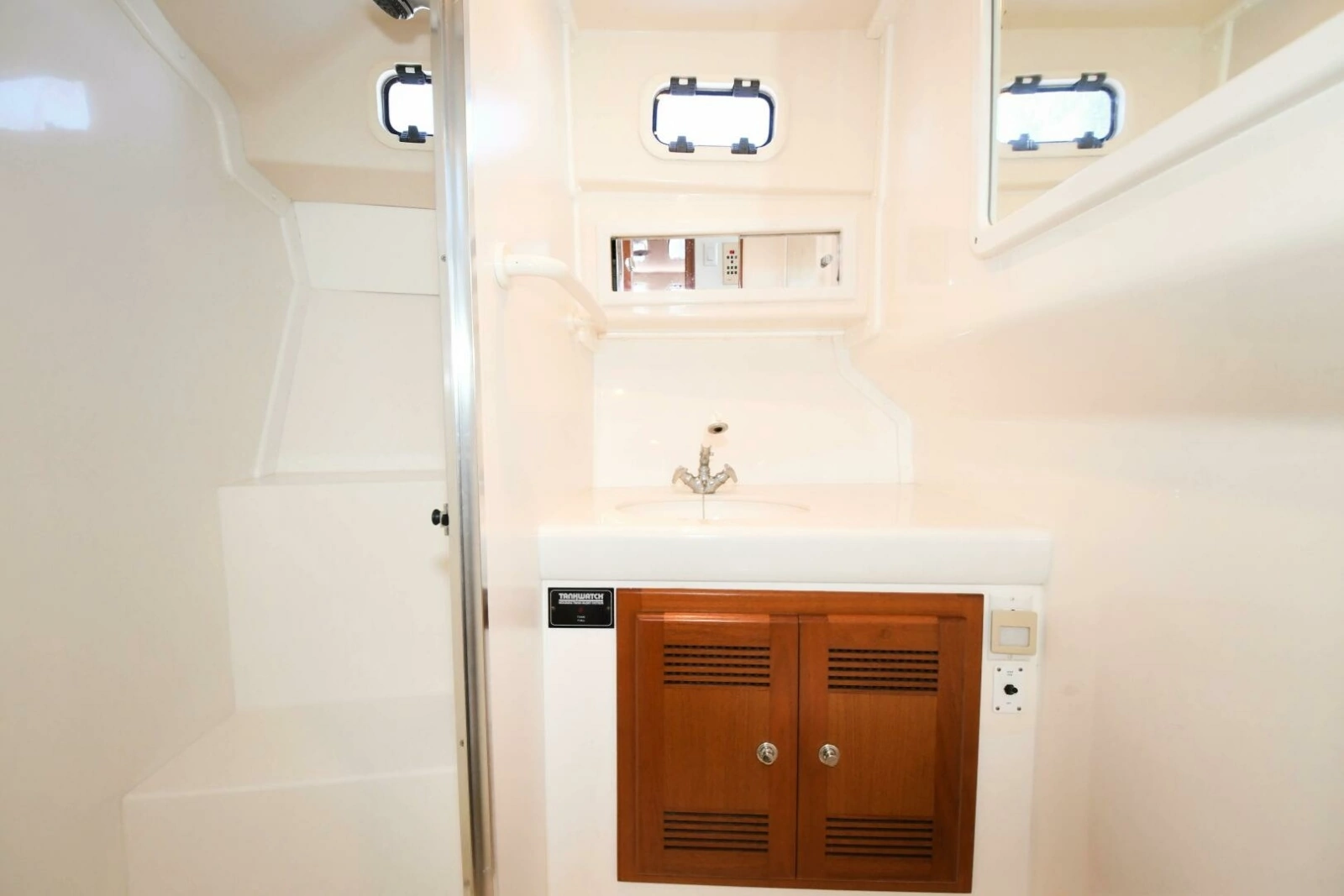 2001 35 Cabo Flybridge - VIKINGOS - Head