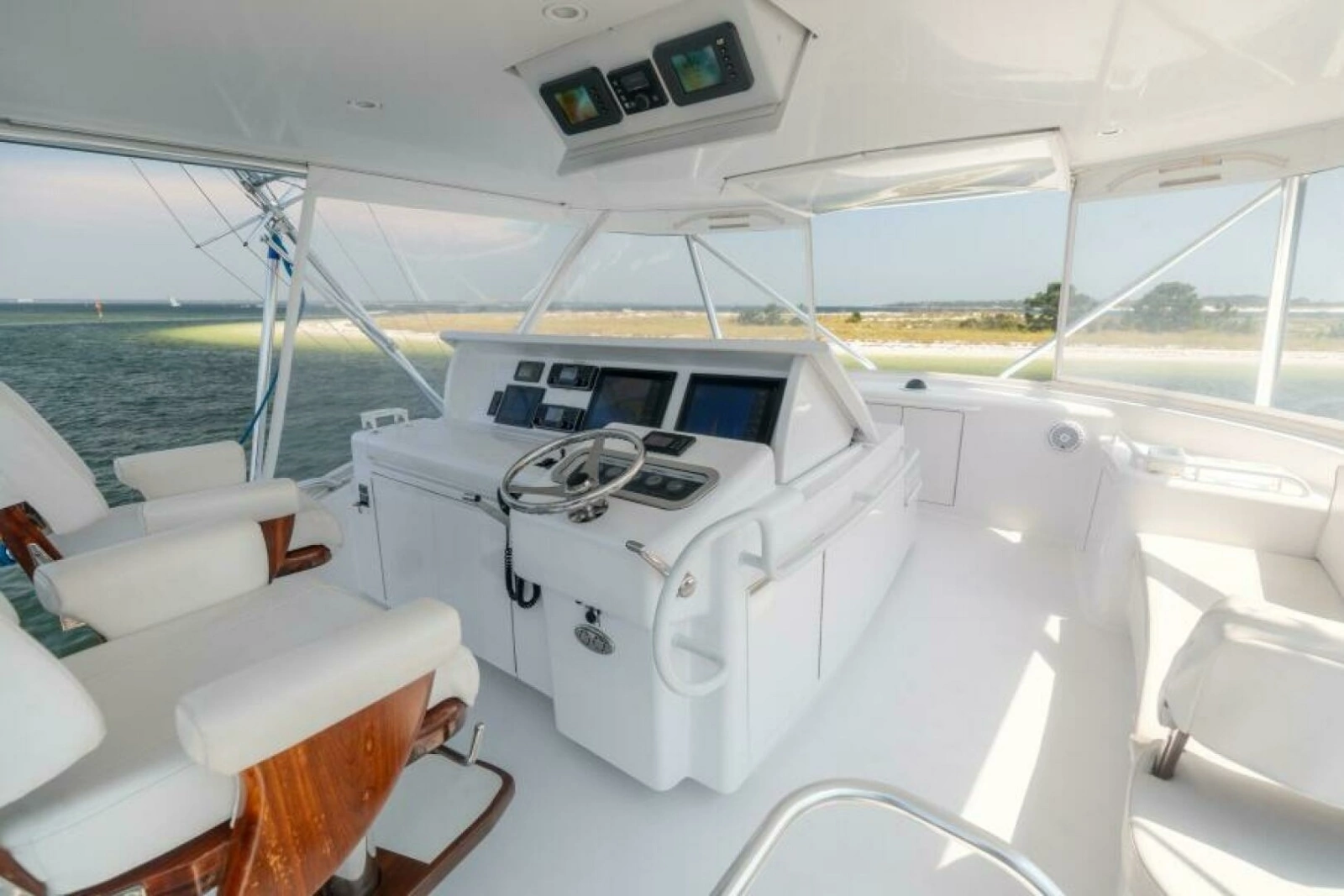 2008 Hatteras 60 Convertible  Helm 7