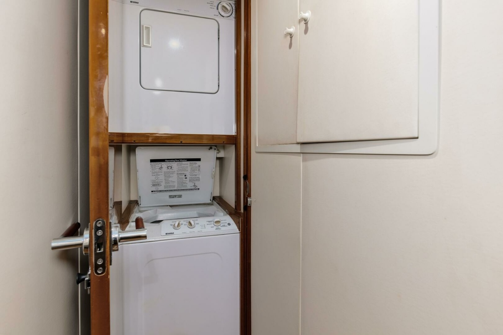 65' 2001 Viking 65 Enclosed Bridge