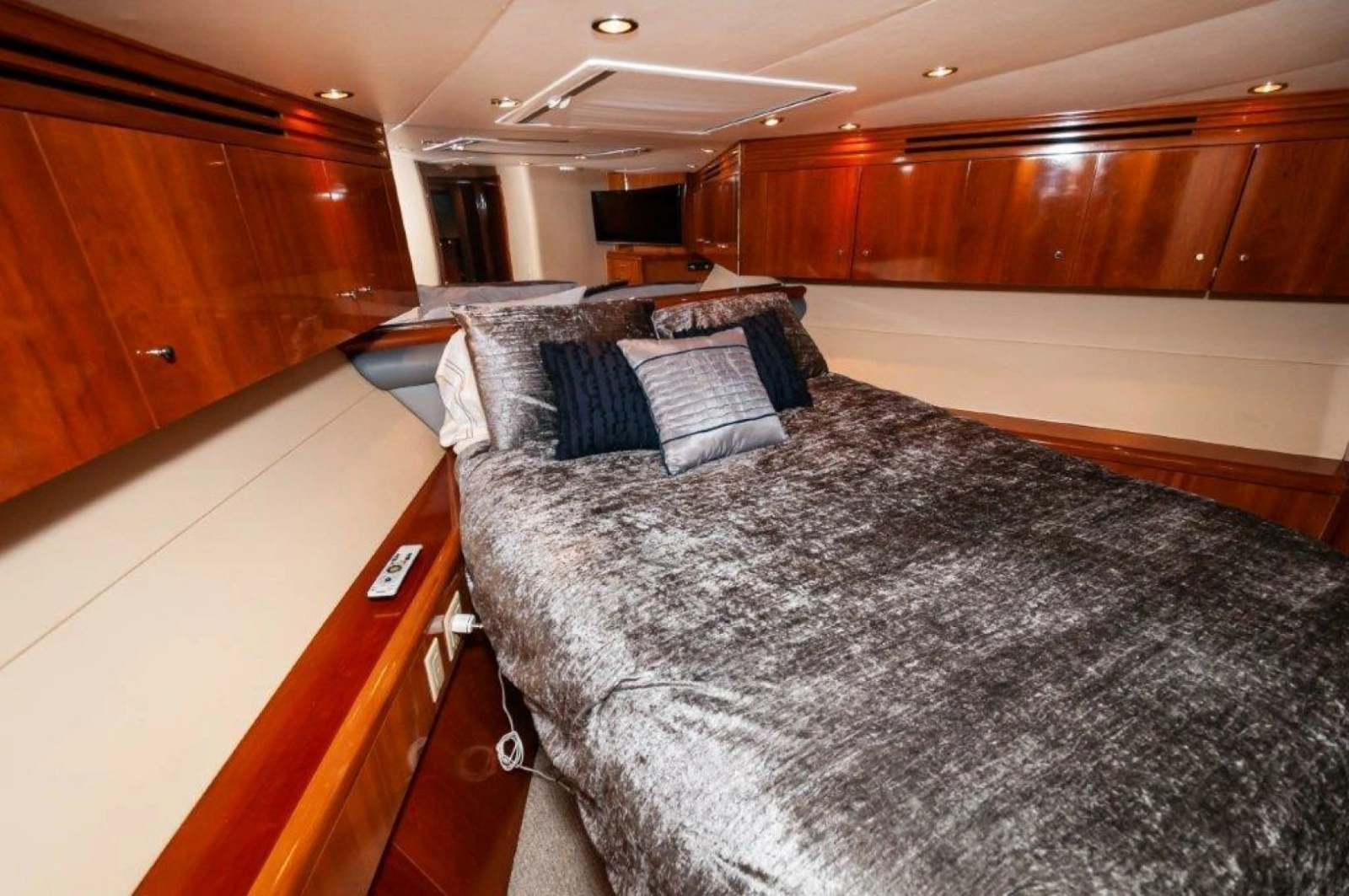 2002 65 Hatteras Convertible Moontan VIP Stateroom