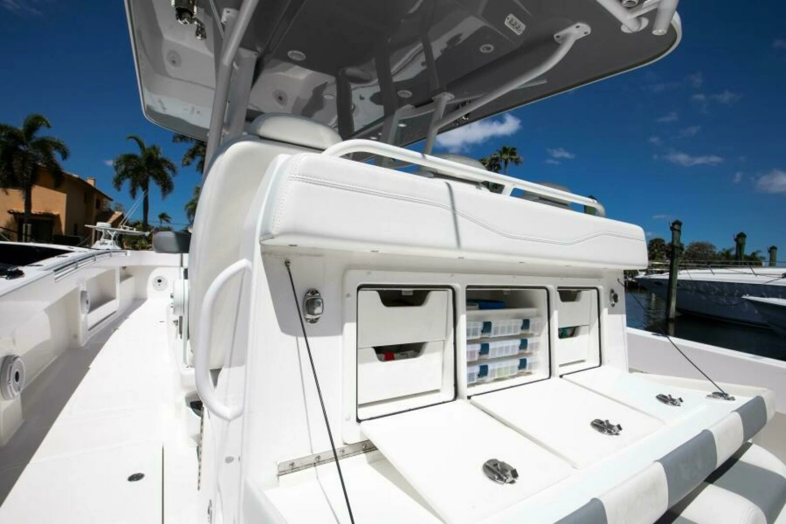 Invincible 35 Emanon - Exterior Cockpit