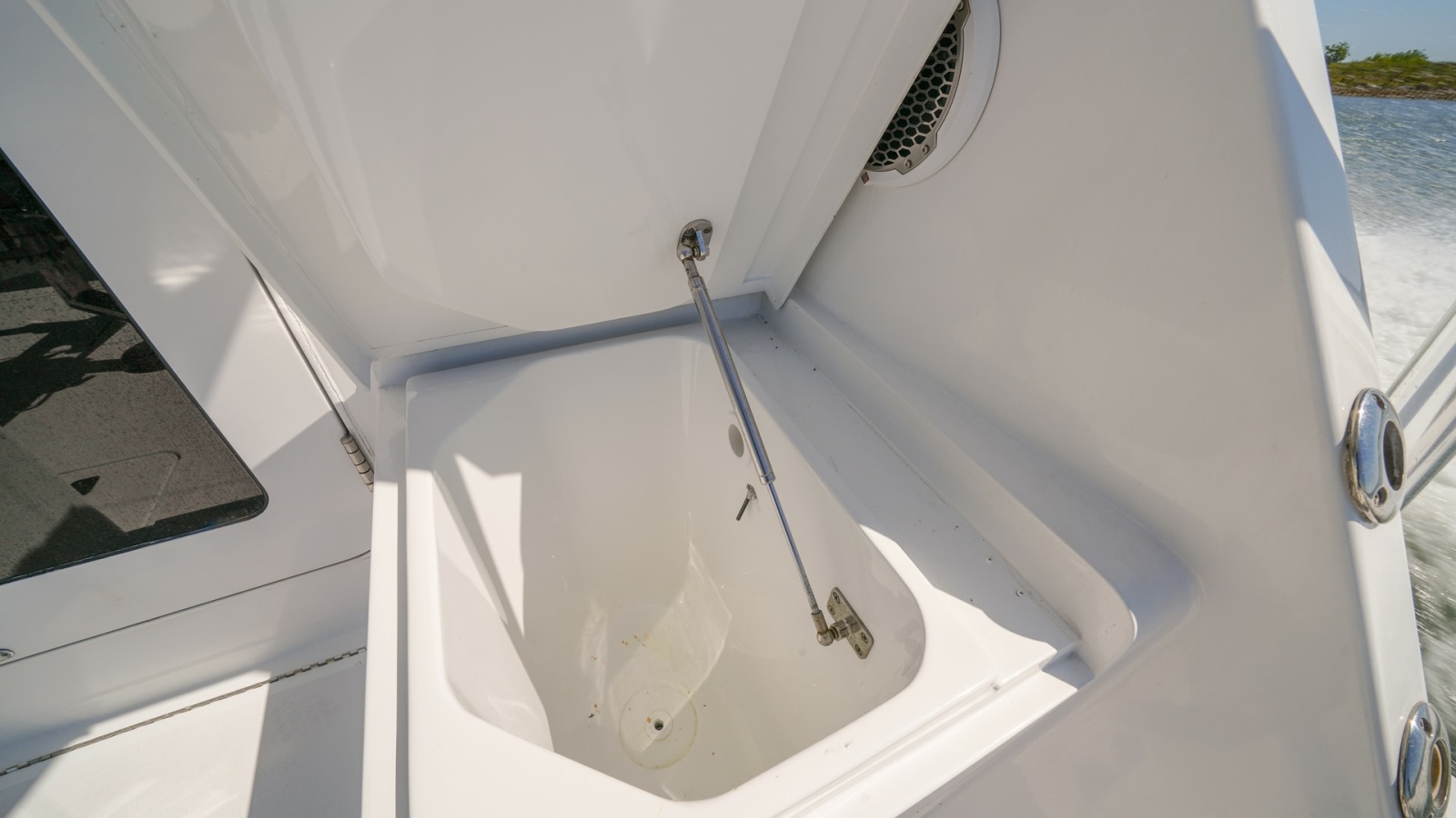 Cockpit Fish Box with Lid