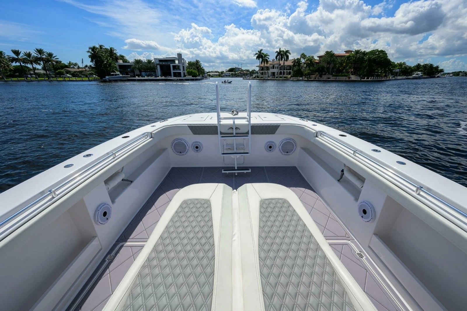 Invincible 46 Argento II - Exterior Bow
