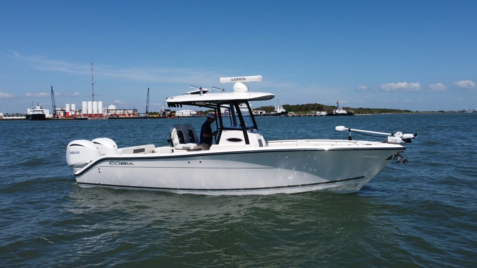Cobia 280 Center Console Side View