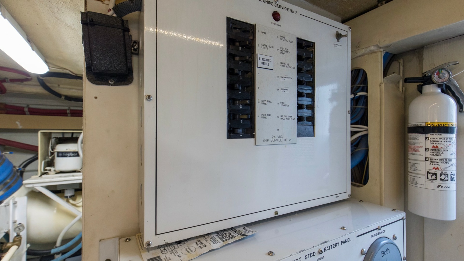 1999 Hatteras 60 Enclosed Bridge Better Days Engine Room (4)