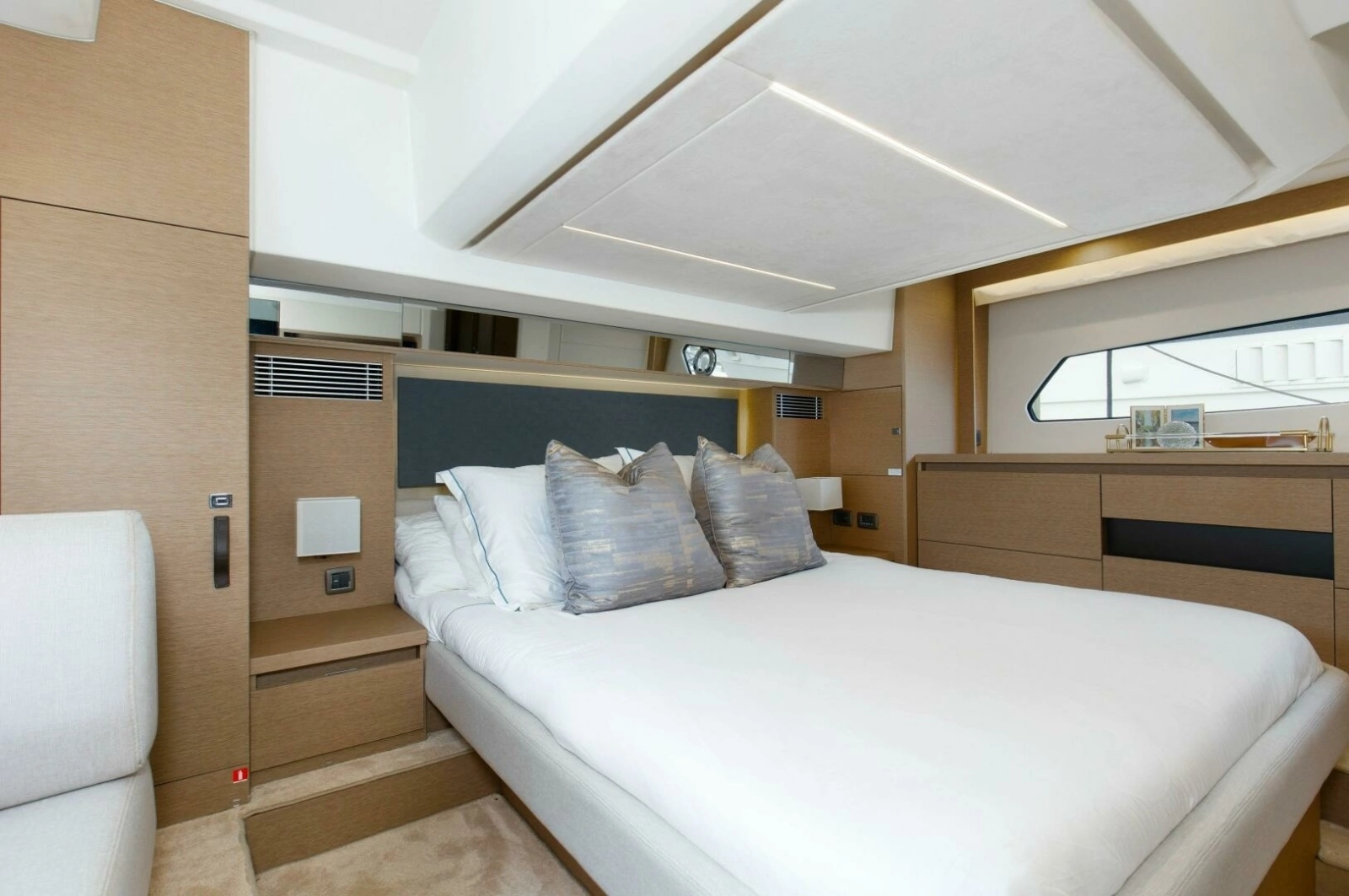2023 Prestige 460 Flybridge "Pass-N-Bye"