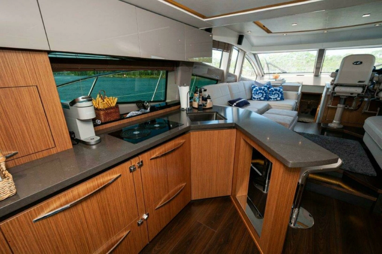 2018 Sea Ray L550 Flybridge photo 9