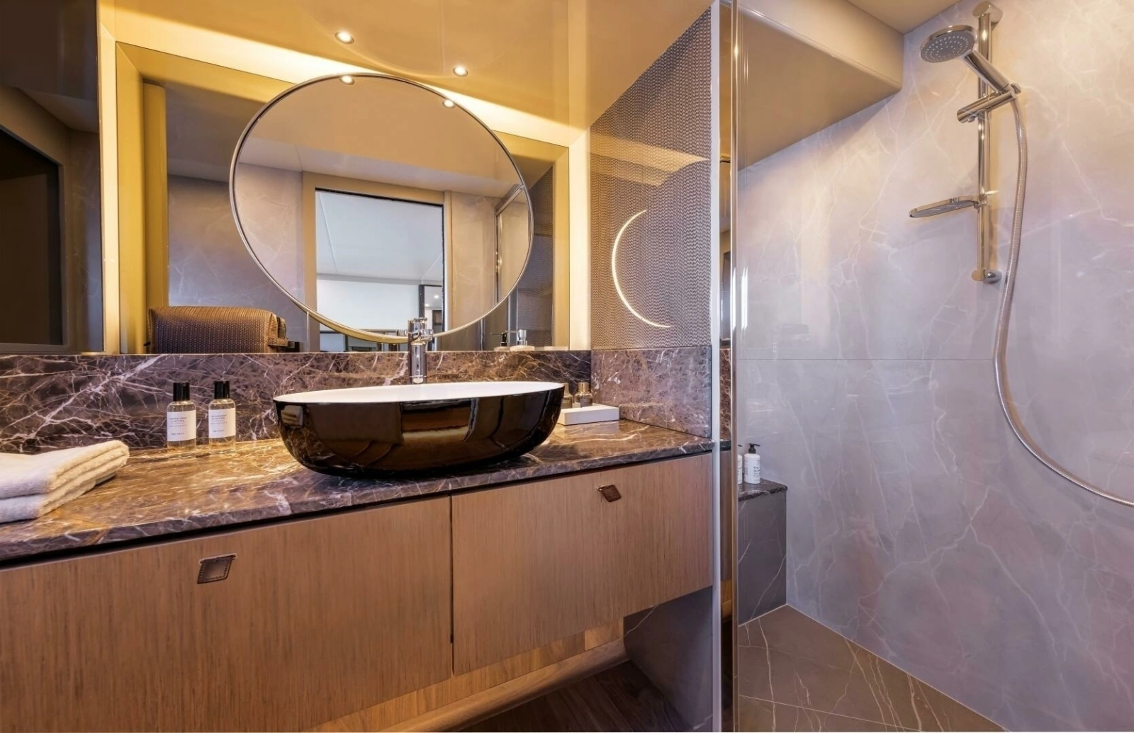 2027 60 Absolute Flybridge - VIP Stateroom Head/Shower Stall