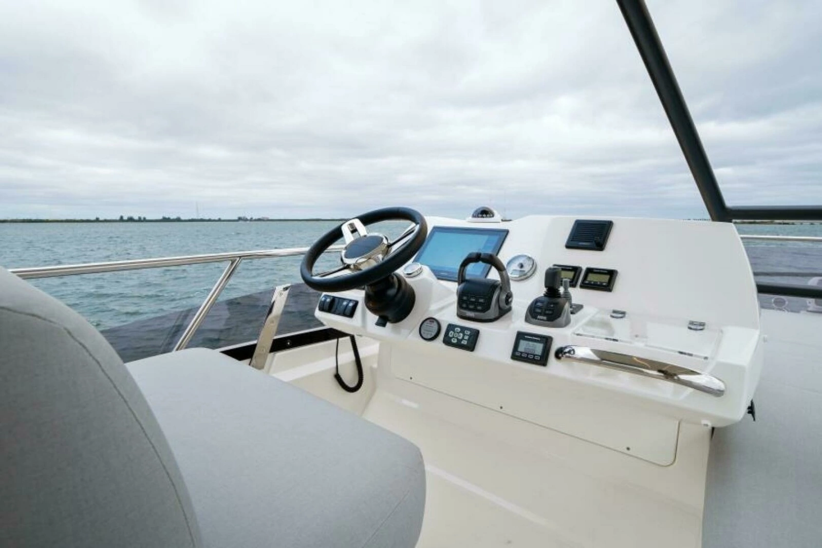 2024 46 Prestige Flybridge -Flybridge