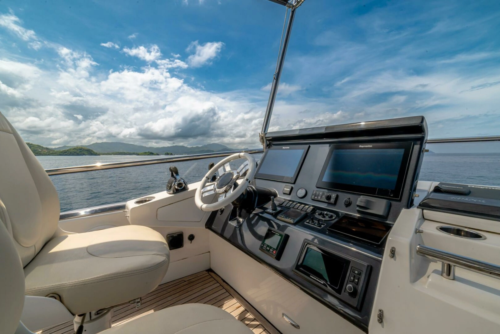 2017 Azimut 77 "Carpe Diem" - Helm