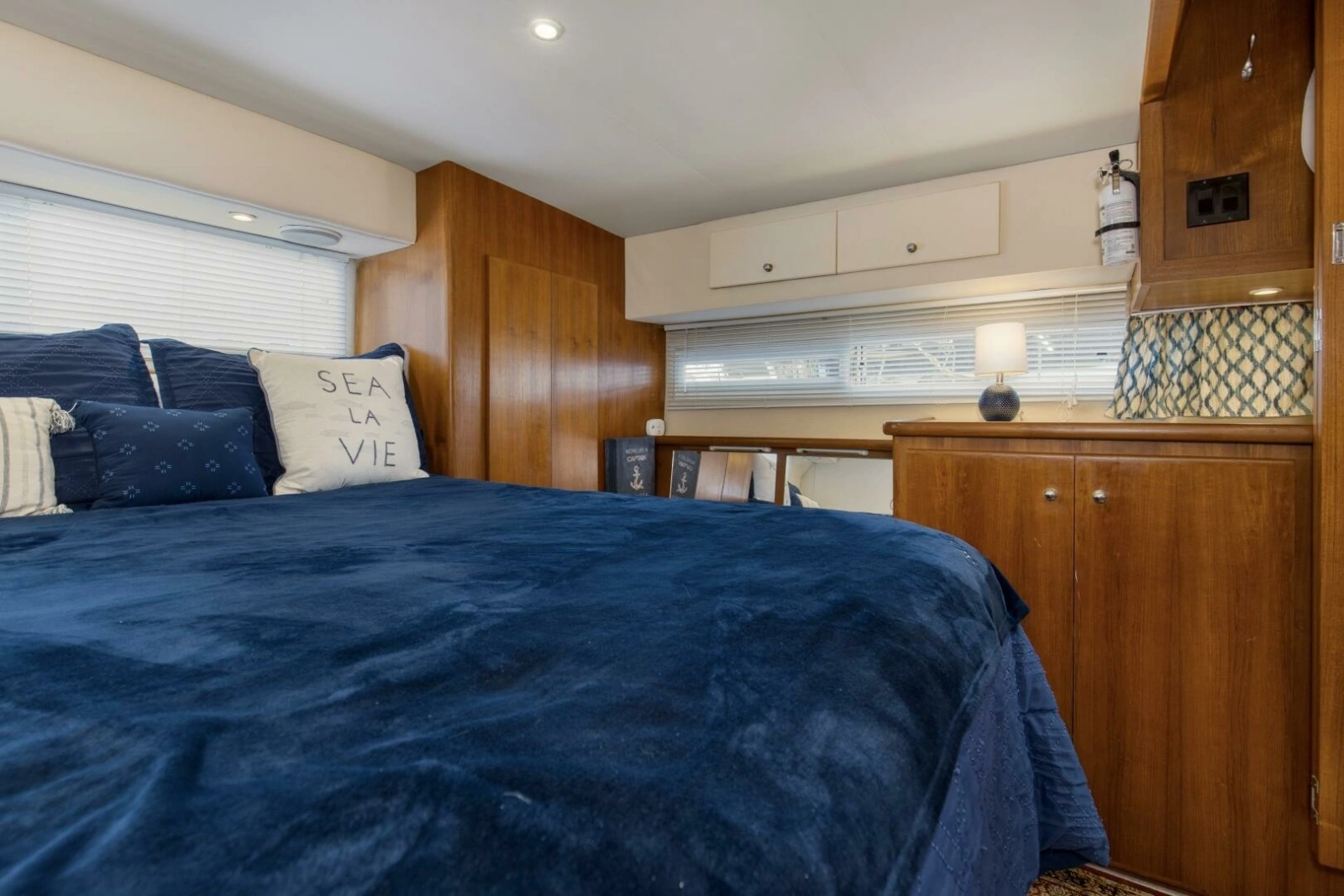 1997 44 Carver 445 Zodiac Gypsea Master Stateroom