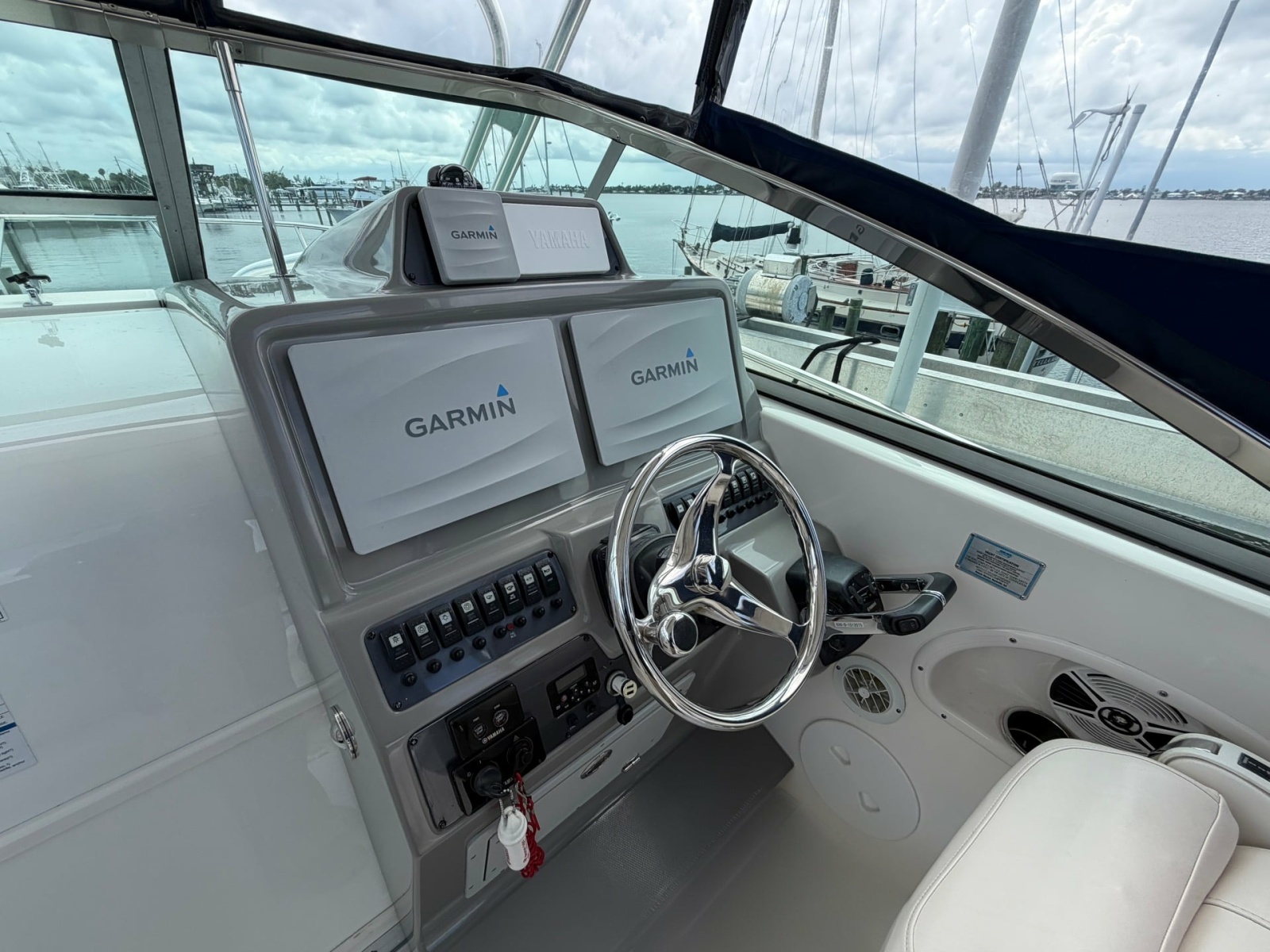 2016 Robalo R305