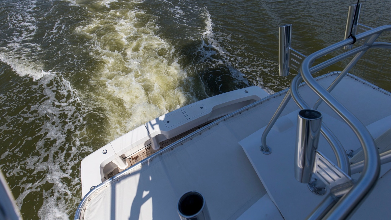 2005 61 Viking Enclosed Bridge Kelkat Bridge Deck (8)