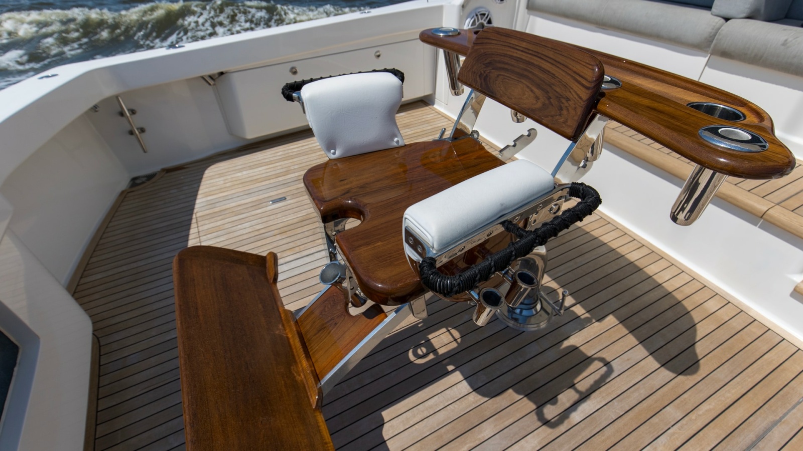 2007 64 Viking Enclosed Bridge Reel Blues Cockpit (3)