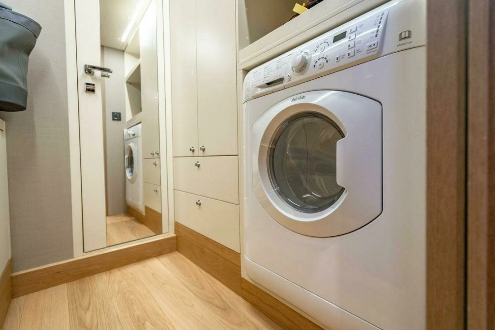 Absolute 64 - Kingship - Laundry