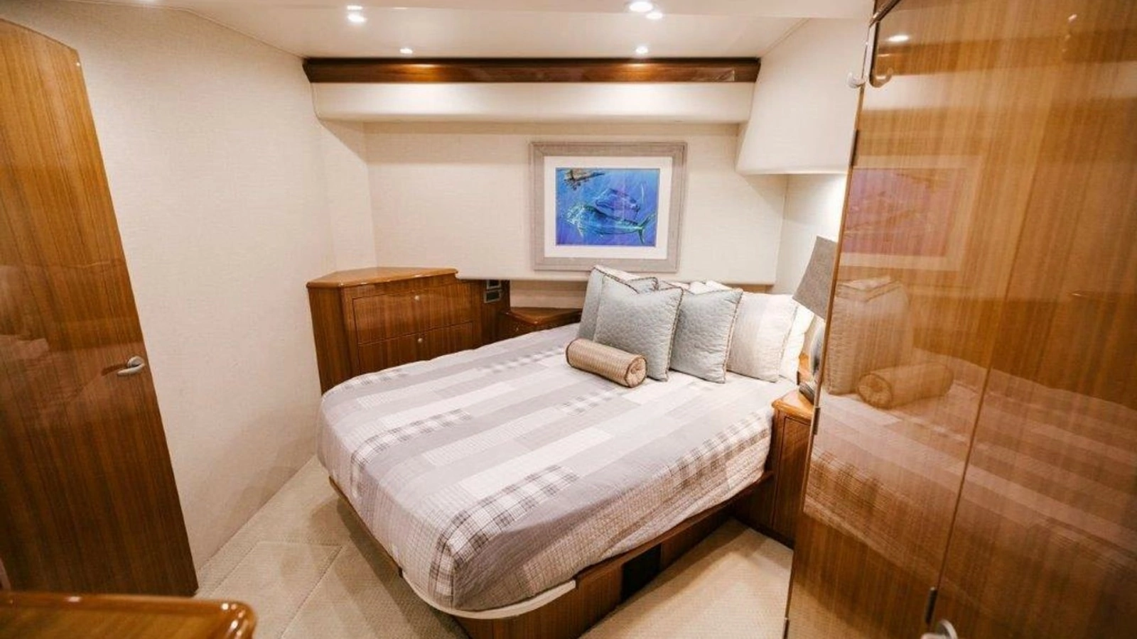 2007 64 Viking CNV Evil Eyes Master Stateroom (2)