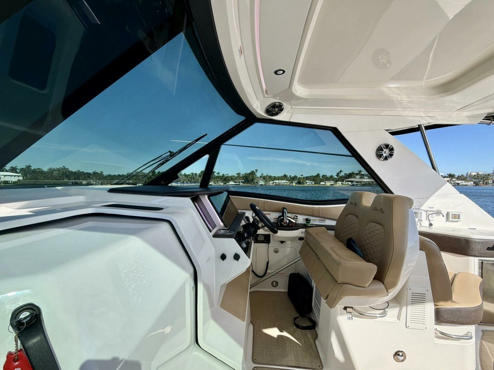 Sea Ray 32 - Helm