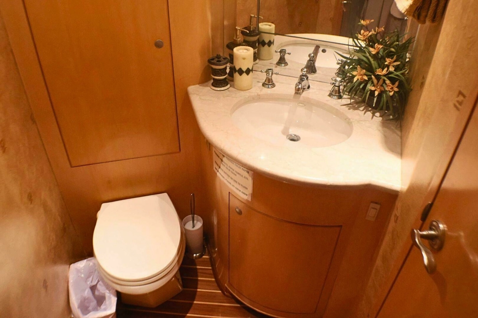 2001 Donzi 73' Sport Fish  VIP Stateroom