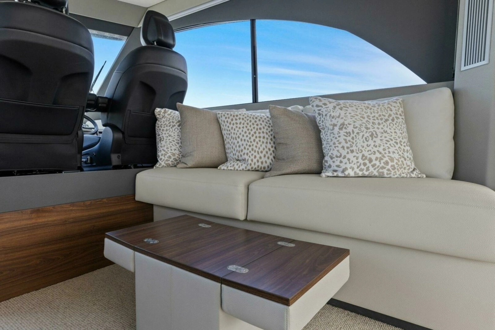 2025 Maritimo M600 - Helm Seating 