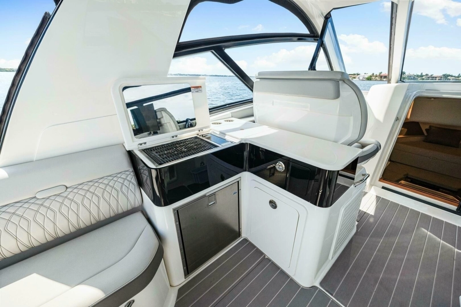 2022 Sea Ray 370 Sundancer photo 23
