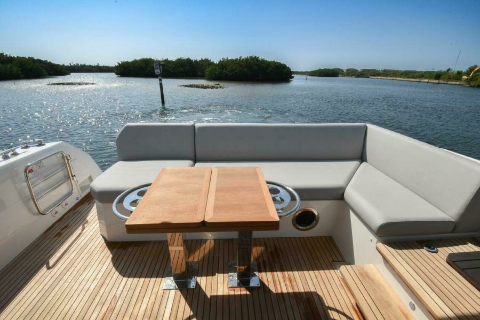 2023 52 Prestige Flybridge - Cockpit