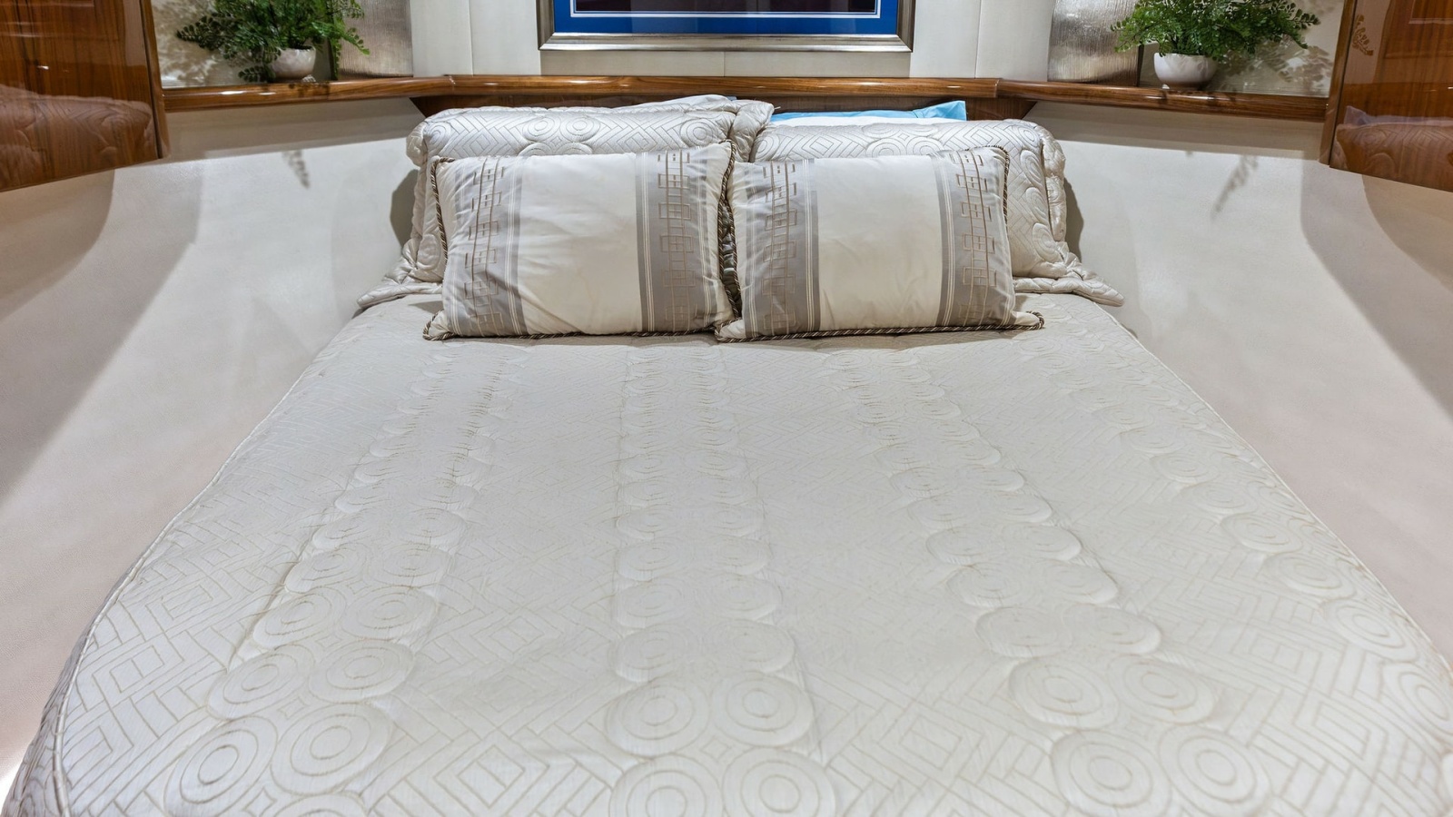 Luxurious Forward Stateroom