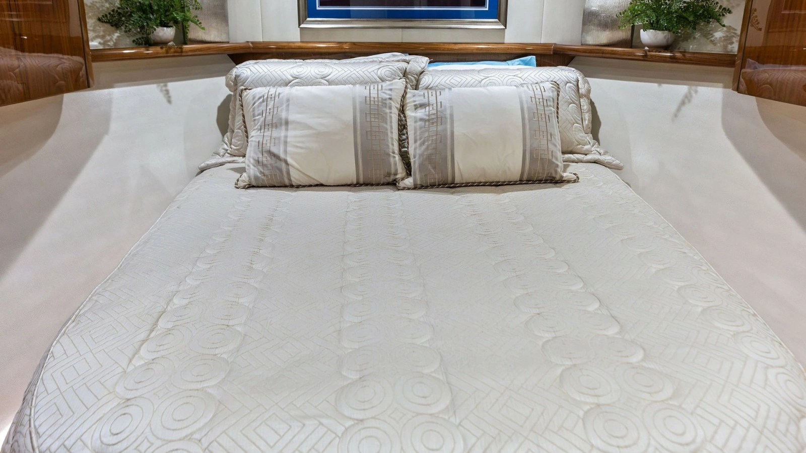 Luxurious Forward Stateroom