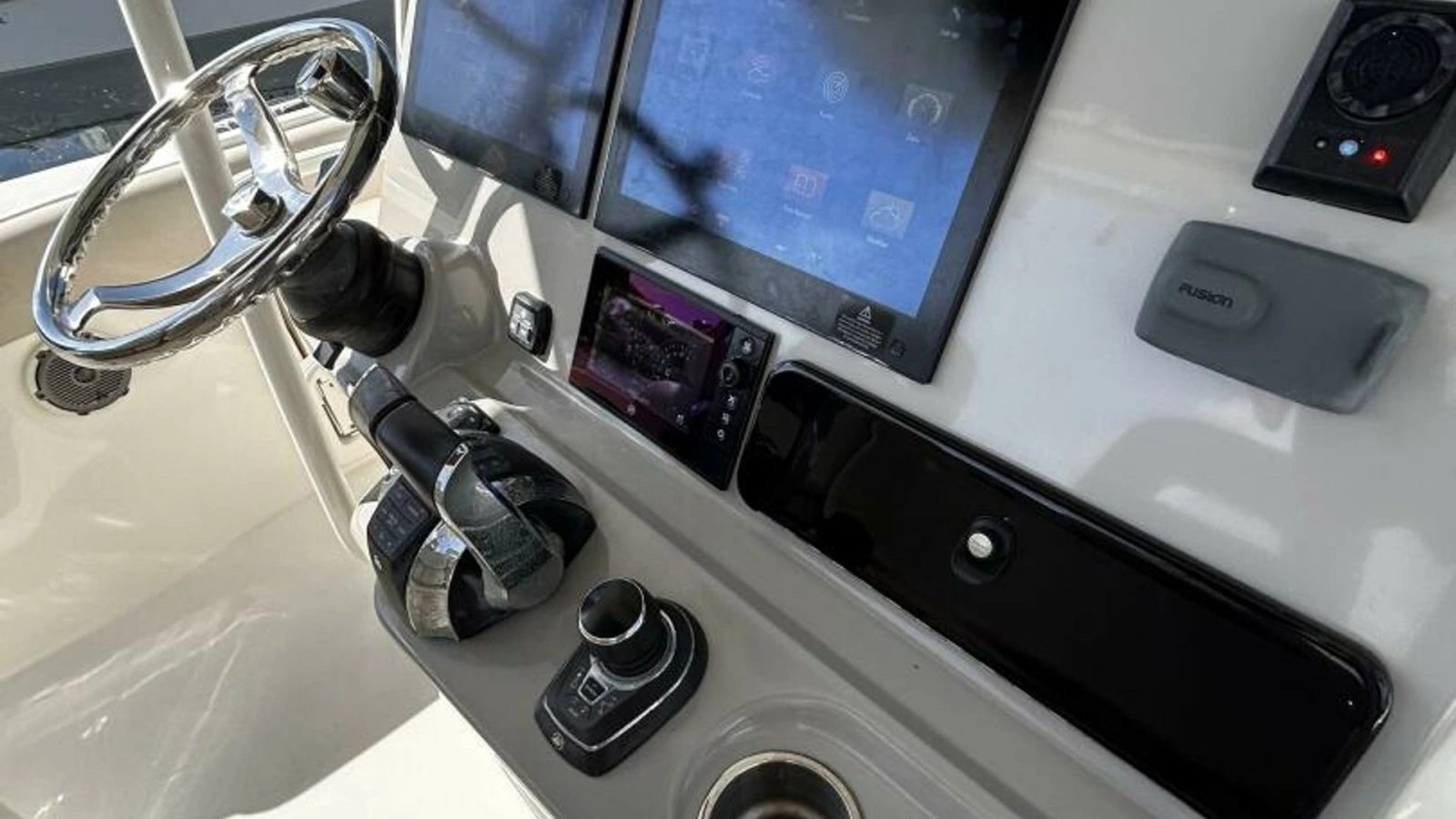 2017 33 Boston Whaler 330 Outrage Helm (7)