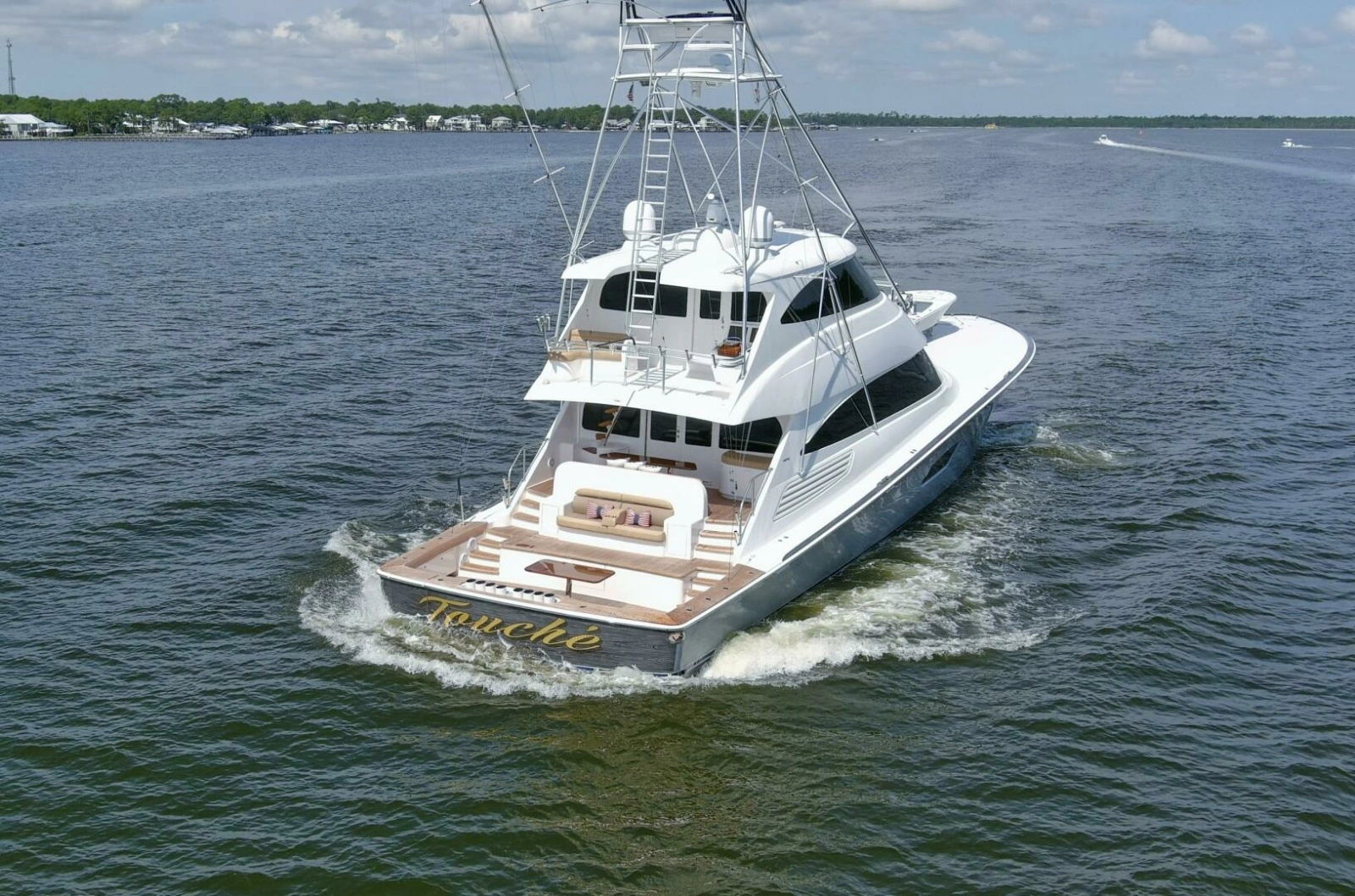 2016 92 Viking Enclosed Bridge Touche Exterior (2)