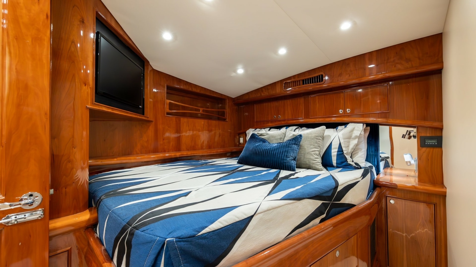 Luxurious Forward Stateroom
