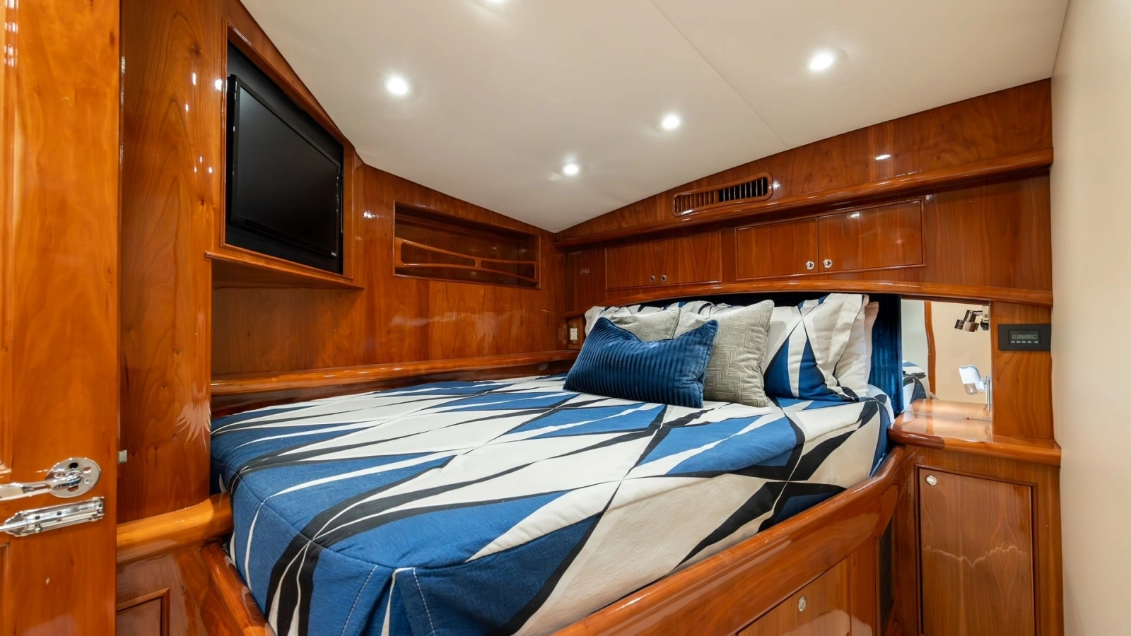 Luxurious Forward Stateroom