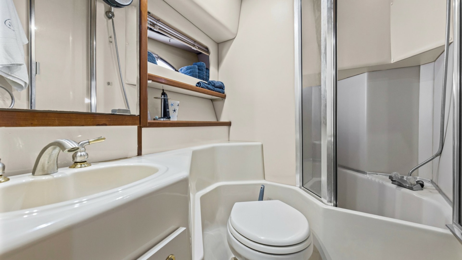2007 Meridian 490 SE Pilothouse Trust Forward Head