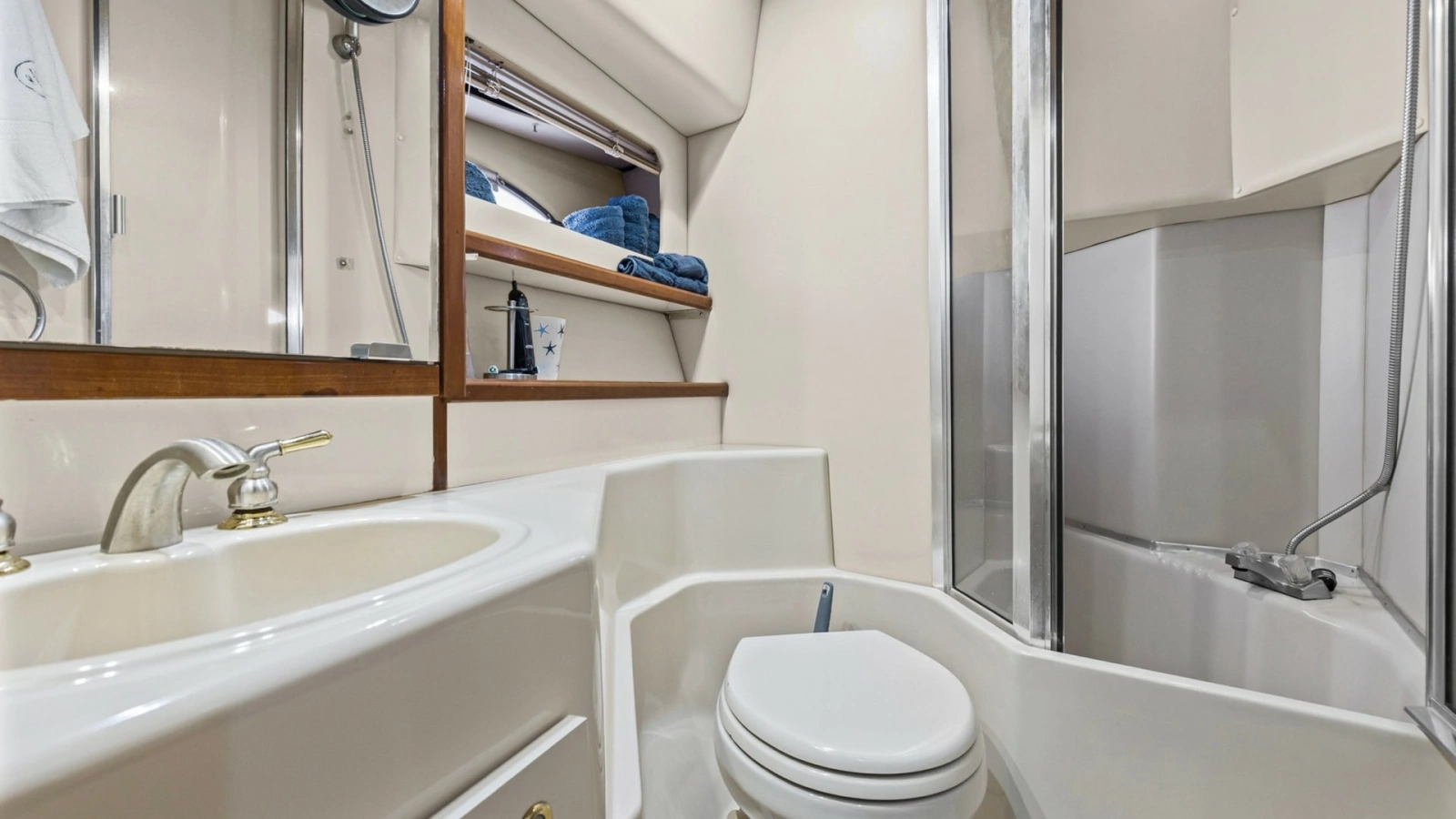 2007 Meridian 490 SE Pilothouse Trust Forward Head