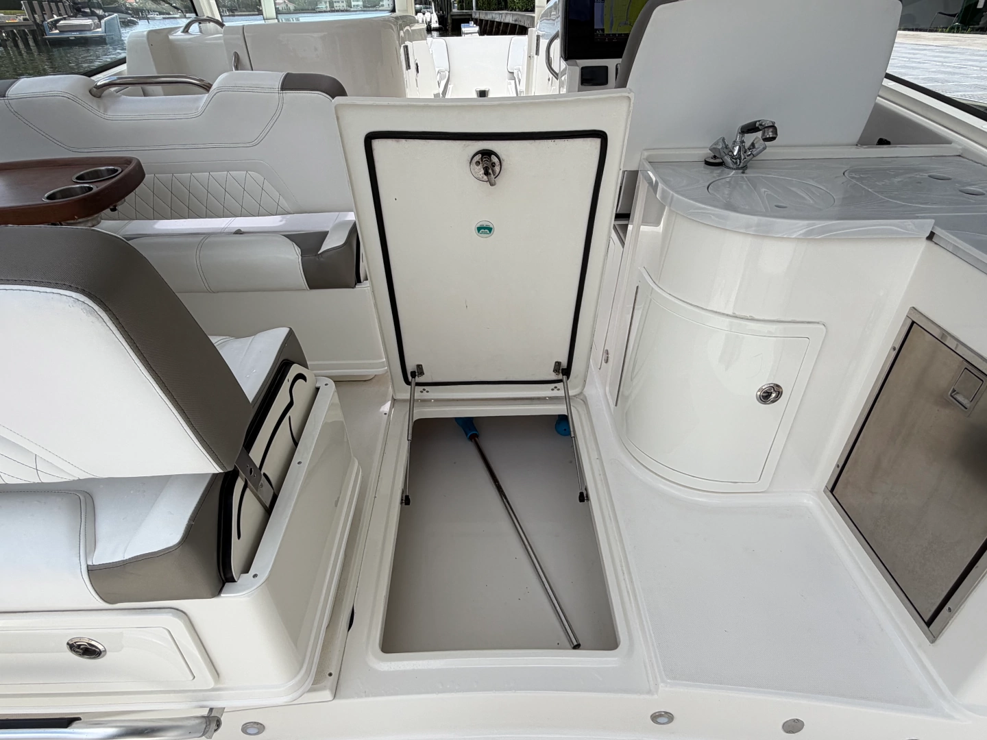 World Cat 325DC Yacht For Sale